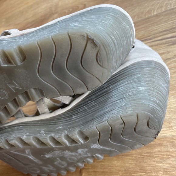 FLY LONDON YUKE Silver Metallic Sandal Wedges Size 41 (10-10.5) - Picture 5 of 9